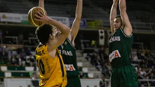 Melilla, a semis por la vía rápida. Coruña sobrevive a un Pazo repleto