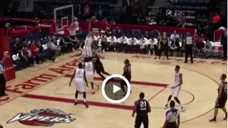 KJ McDaniels vuela para colocar el tapón del año