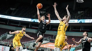 El Lenovo Tenerife vence al Riga y encarrila su clasificación (64-77)