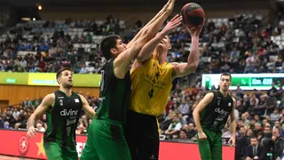 Divina Seguros Joventut vence a Iberostar Tenerife y lo iguala en la clasificación