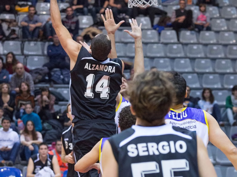 Alzamora y Diego Sánchez, experiencia para Lleida y Oviedo; cesiones de Salash y Homs