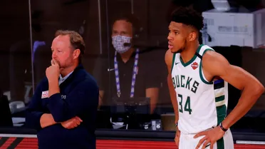 Mike Budenholzer criticó a los árbitros y pidió que protejan a Giannis