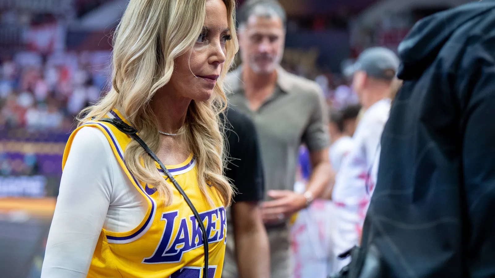 Venta de los Lakers: Jeanie Buss demanda a sus hermanos y hermana