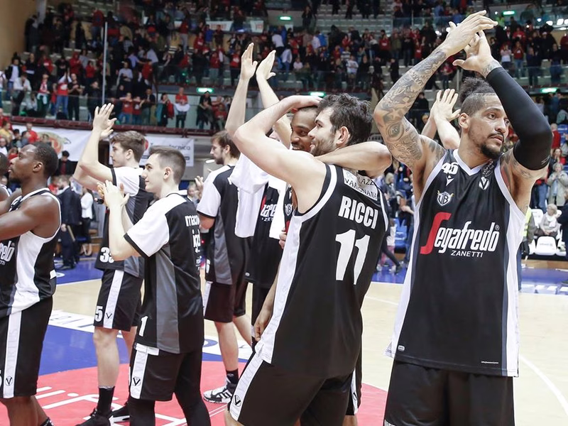 Virtus Bologna implacable con su juego colectivo