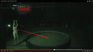 VIDEO Klay Thompson, puro instinto tirador: anota triples hasta a oscuras