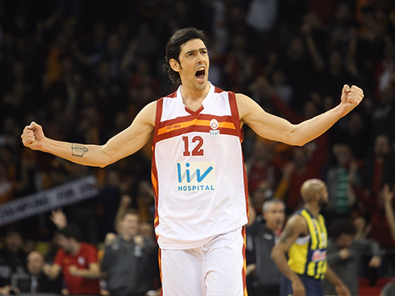 Heroico Galatasaray; vence a Fenerbahce con 6 jugadores. Besiktas rompe mala racha