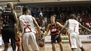 Los triples de Rafa Luz deciden el décimo triunfo consecutivo de Flamengo (VÍDEO)