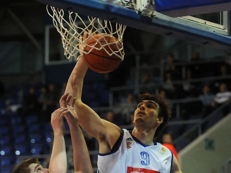 Estrella Roja cierra su gran semana con victoria; Saric brilla ante el Mega Vizura