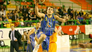 La entidad presidida por Gorka Aixàs espera la desvinculación del base catalán con el COB (Club Ourense Baloncesto) para cerrar el fichaje del base deseado