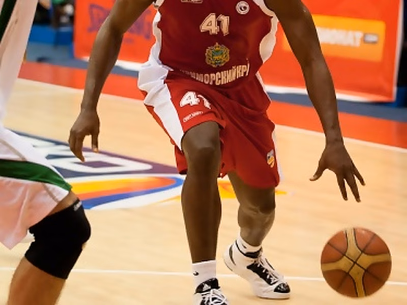 Liga rusa (J3 y 4): CSKA se queda solo en cabeza tras la derrota del Khimki ante el Primorye de Cuthbert Victor; el Lokomotiv sigue remontando el vuelo