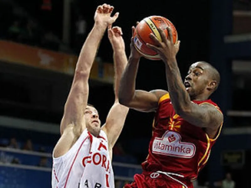 Resumen Eurobasket 2011, Grupo F (J1): McCalebb hace tocar el cielo a Macedonia. Rusia, firme e invicta. Paso adelante de Grecia. El lío de los himnos