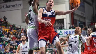 Toolson y Kravish asaltan la fortaleza del Dinamo Sassari (73-74)