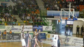 Adecco Oro J.30 (y IV): Lucho Fernández tira de casta y decide en favor de Ourense en el derbi ante Leche Río Breogán. Sean Ogirri anotó el triple ganador a falta de 1´77 (64-63)