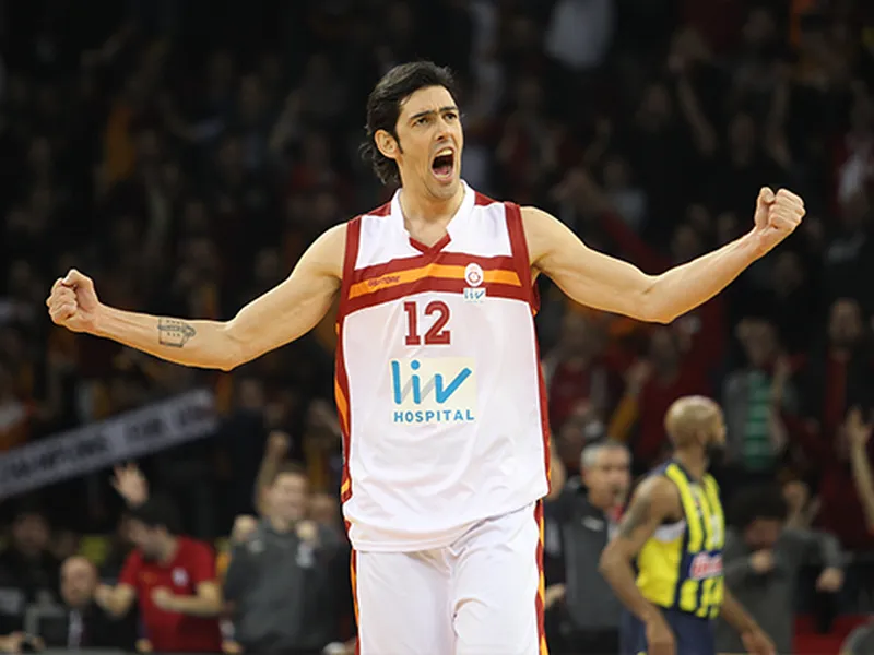 Heroico Galatasaray; vence a Fenerbahce con 6 jugadores. Besiktas rompe mala racha