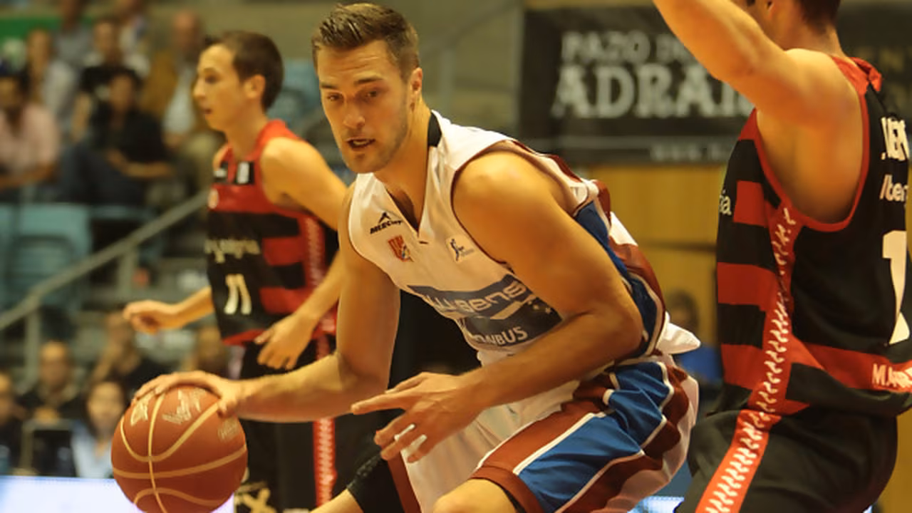 Levon Kendall lidera a Blusens Monbus ante un Assignia Manresa que estuvo a remolque todo el encuentro (83-78)