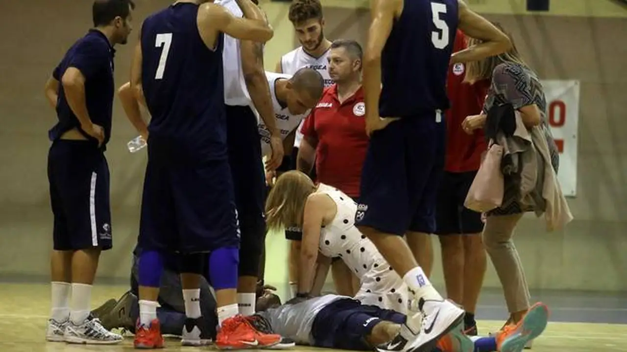 Italia: una espectadora salva la vida de un jugador que había sufrido un infarto