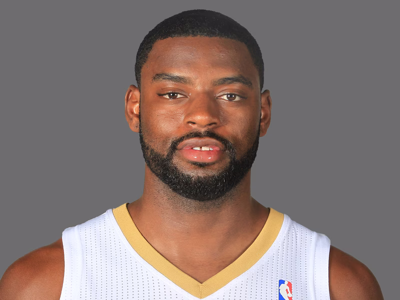 Tyreke Evans decide en el duelo Lillard-Holiday; cumpleaños feliz para LeBron
