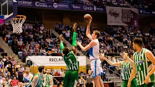 Monbus Obradoiro anota 33 puntos en el tercer cuarto para finiquitar al Betis (89-70)