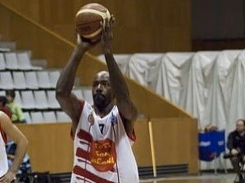 Middleton agranda su leyenda y ficha por el Lucentum a sus ¡46 años!