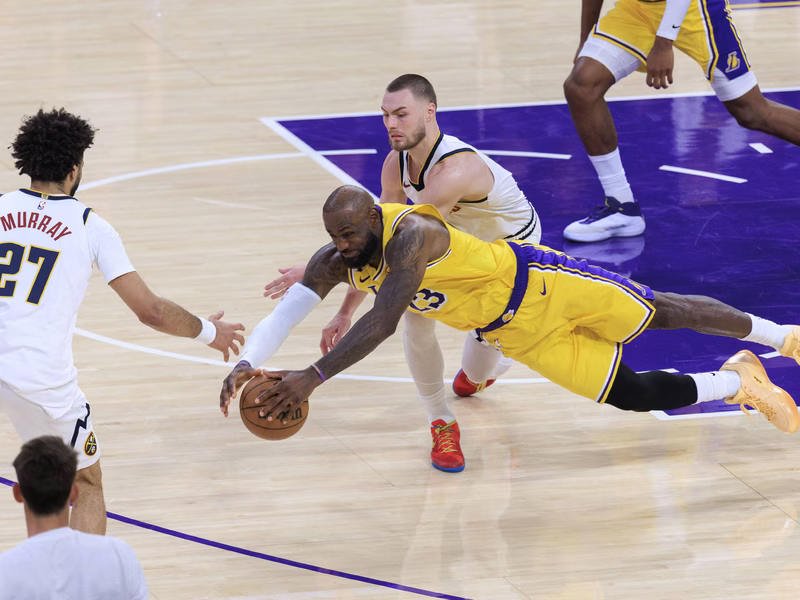 LeBron James realiza una jugada increíble y los Lakers vencen a los Nuggets en tiempo extra