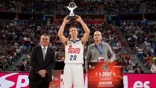 Jaycee Carroll no cede su trono y gana la final del concurso de triples a Corbacho