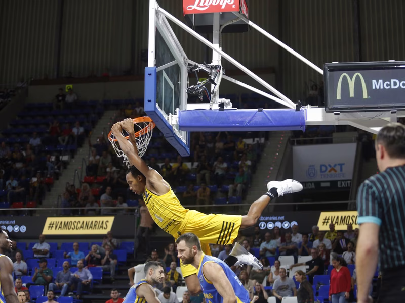 Marcelinho y Shermadini cierran un partido que se complicó en el último cuarto (72-68)