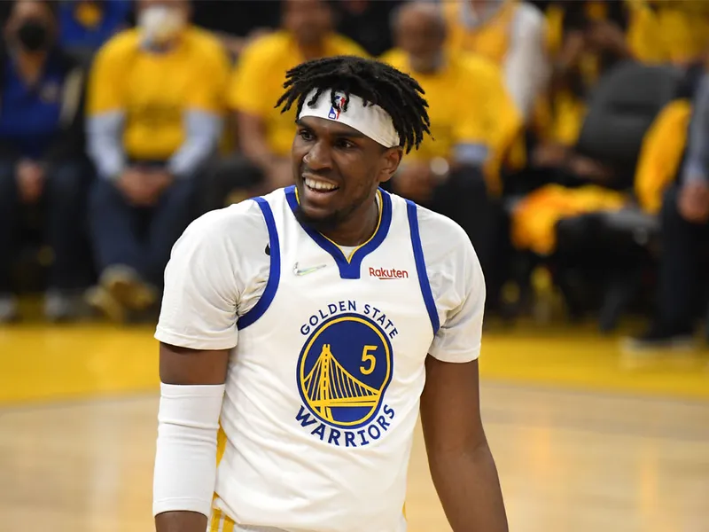 El omnipresente Kevon Looney, el rey de los rebotes