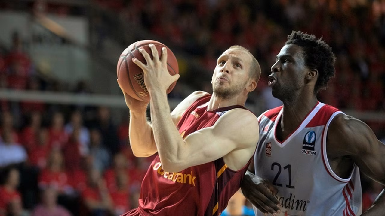 Strasbourg viajará a Estambul con una renta de cuatro puntos (66-62)