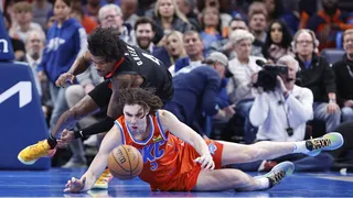 Sentado y desde el tiro libre…la increíble canasta de Giddey ante los Rockets