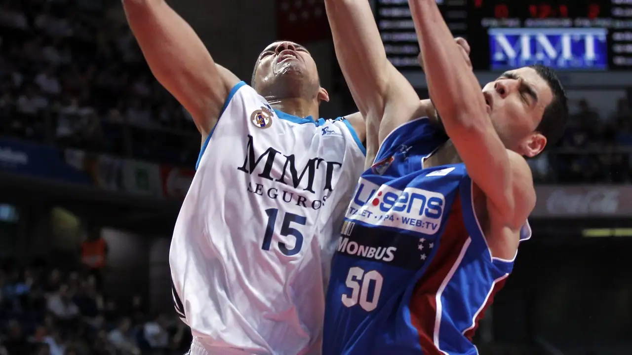 Blusens conquista el Palacio con Hummel en plan estelar (61-64)