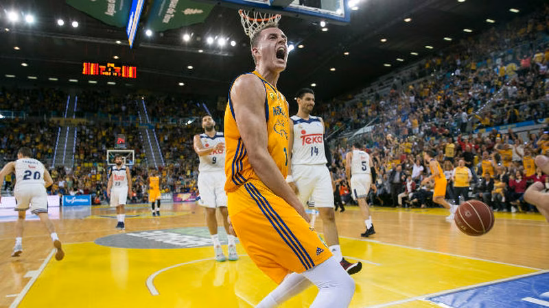 El Betis cambia piezas: llega Pasecniks… ¿sale Todorovic?