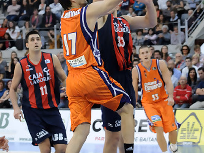 Valencia Basket se repone de una desventaja de 17 puntos para vencer en Vitoria (72-82)
