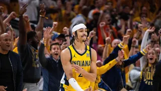 Andrew Nembhard se pone la capa de superhéroe: ¡triplazo desde 10 metros para ganar!