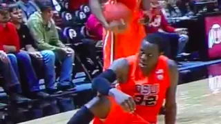 Lo nunca vista: Jarmal Reid pone la zancadilla al árbitro y es descalificado (VIDEO)