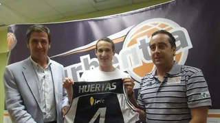 iurbentia Bilbao Basket pasa por encima del Adreilu Santurtzi en el homenaje a Alex Iturbe