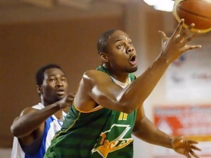 Adrian Moss seguirá defendiendo la camiseta de Palencia Baloncesto
