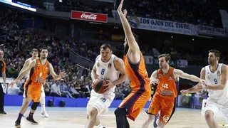 Real Madrid tira de orgullo ante Valencia Basket en un partido con poco baloncesto (91-72)