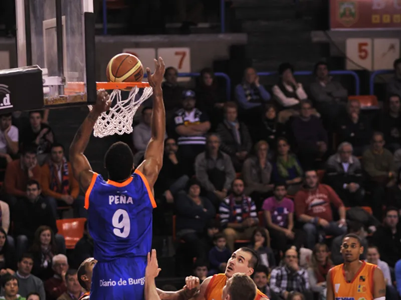 Coruña conquista El Plantío y aleja al Burgos de la Copa. COB vence el duelo de colistas