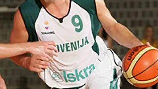 Beno Udrih firma con los Sacramento Kings