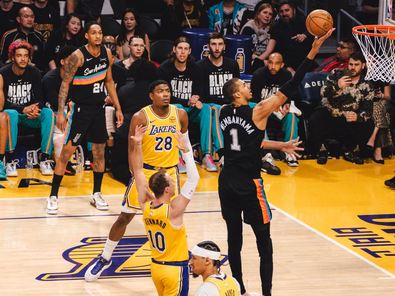 Con un Wembanyama estratosférico, los Spurs demolieron a los Lakers
