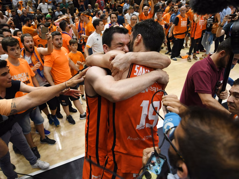 Valencia renueva a Martínez, San Emeterio y Vives