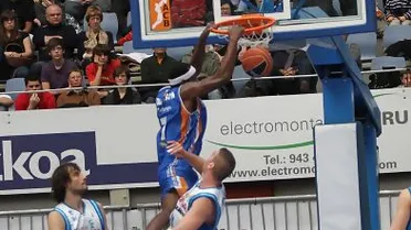 Lagun Aro GBC acaba con su racha negativa venciendo, pero no convenciendo, ante Menorca Básquet