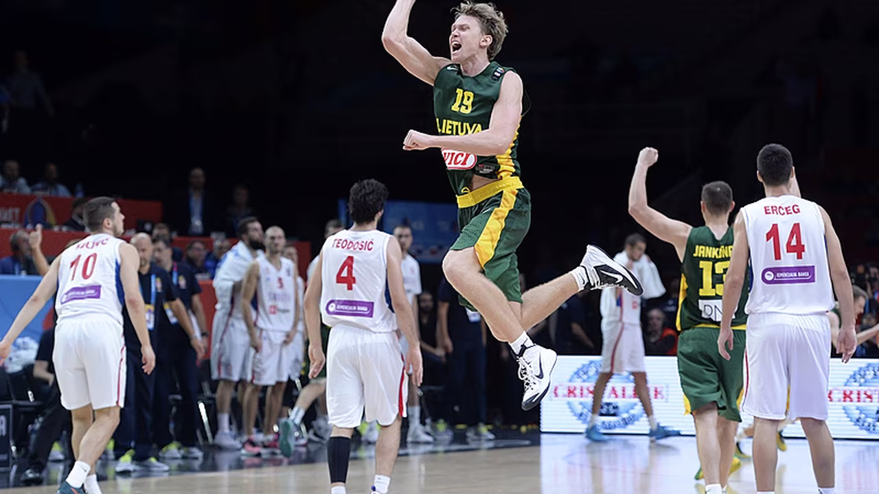 Valanciunas y Kuzminskas ayudan a Lituania a derrotar a la todopoderosa Serbia (64-67)