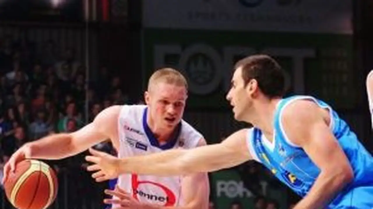 Lega (J16 y 17): Tercera derrota consecutiva para el Emporio de Scariolo; Scavolini ya es segundo y Cantù recupera al mejor Leunen; Szewczyk (Venezia) y Andre Smith (Caserta), los MVPs