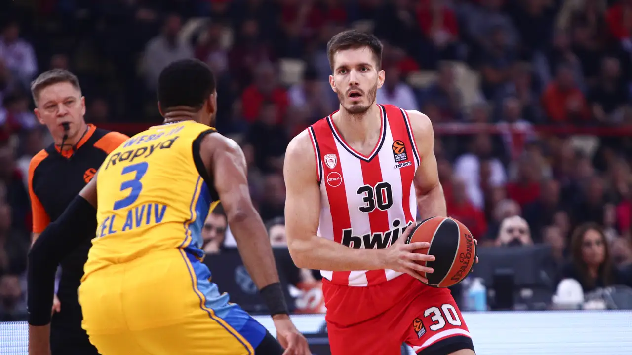 Petrusev ataca: “Cuando tienes un contrato tan malo…”