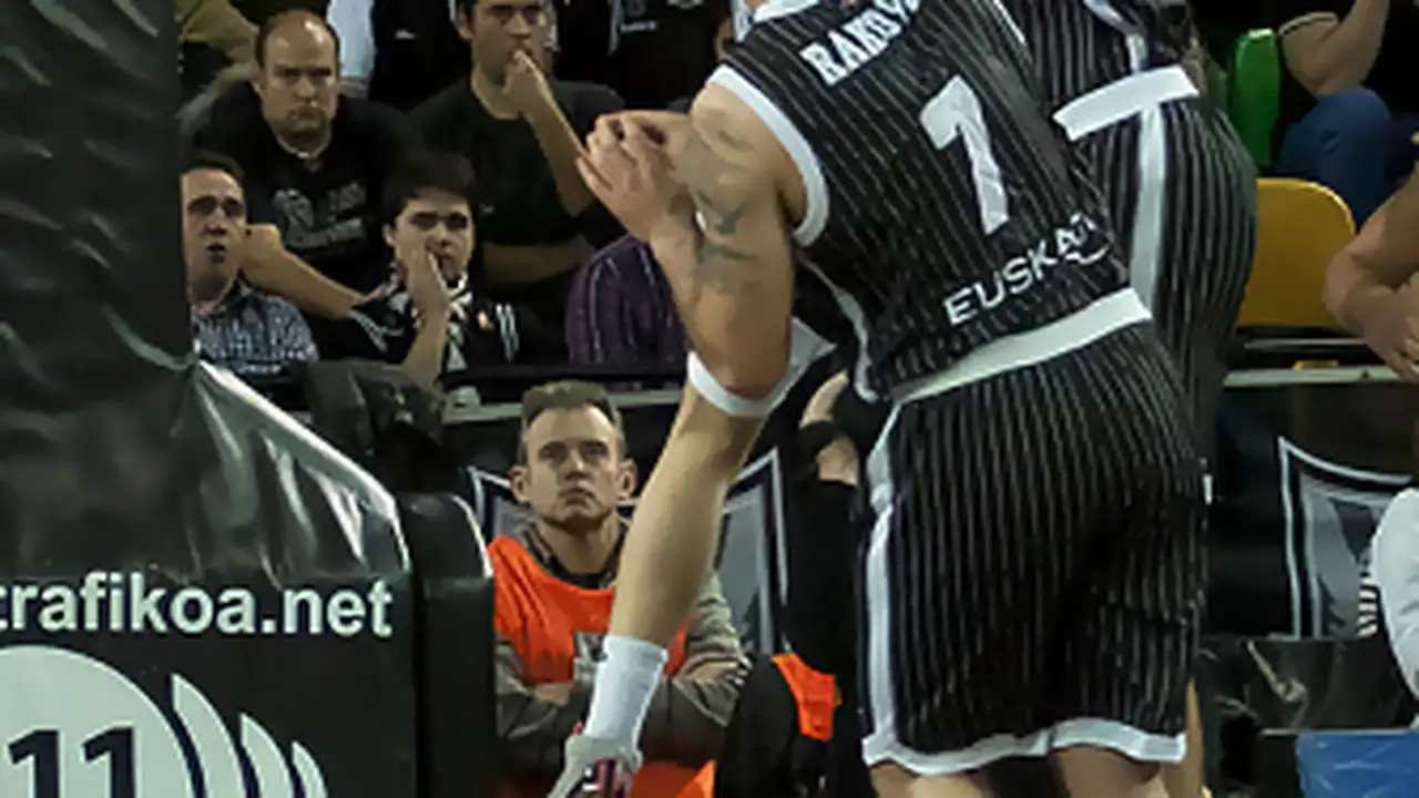 Tomas Satoransky se luce ante los ojeadores NBA con un 2+1 ganador en Miribilla (76-79)