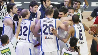 Dogus Balbay, tres segundos en la cancha para lograr una de las canastas del año en el basket europeo