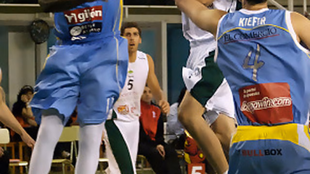 Jon Cortaberría, primera renovación de Clinicas Rincón en LEB Oro