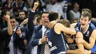 Olympiacos arrasa en Vitoria. Planinic mete la canasta del año para la victoria del Efes