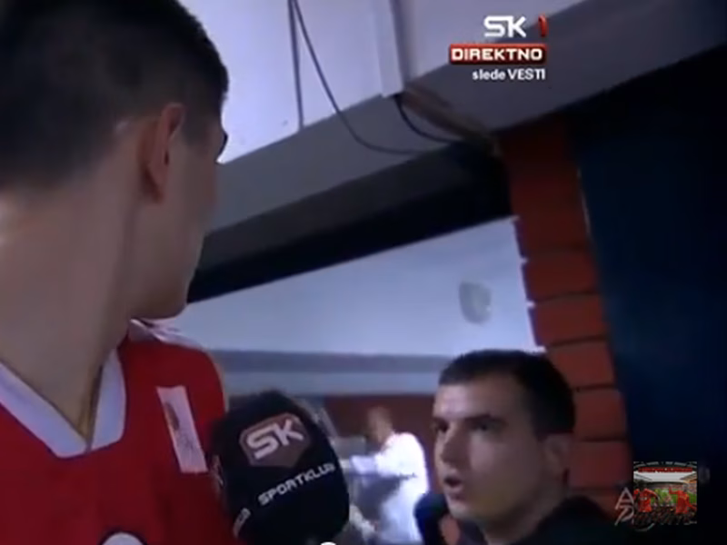 Vujosevic, coach de Partizan, a tortas con un ultra de Estrella Roja delante de la TV